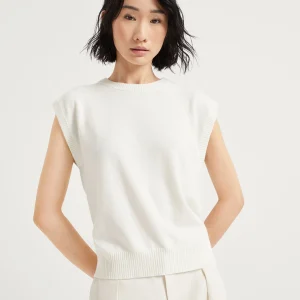 Vest with monili